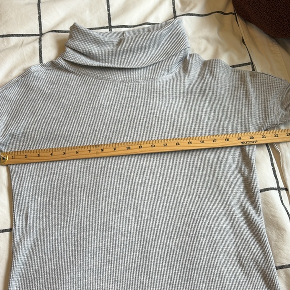 Aritzia TNA Waffle Turtle Neck Long Sleeve Sweater Shirt Size XS - Picture 7 of 9